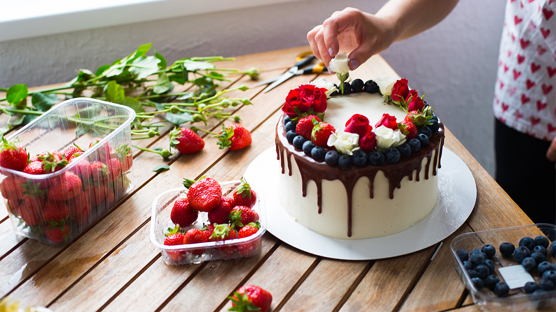 Оформление торта ягодами и цветами