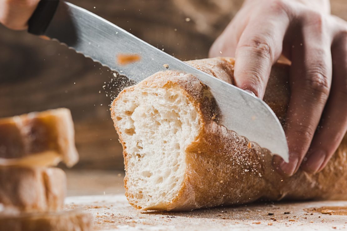 Нарезка свежего хлеба